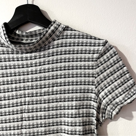 Women’s Pattern Tee - Picture 2 of 3